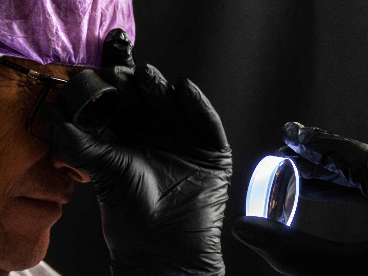 P1160756 bewerkt 1 1200x900 a scientist looking at something through optics